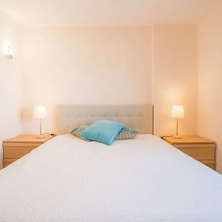 1-Minute Walk To The Metro And 2 To The Supermarket Lisbon Luaran gambar