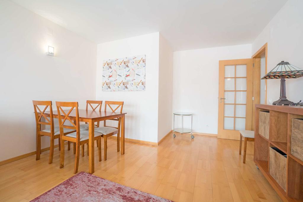 1-Minute Walk To The Metro And 2 To The Supermarket Lisbon Luaran gambar