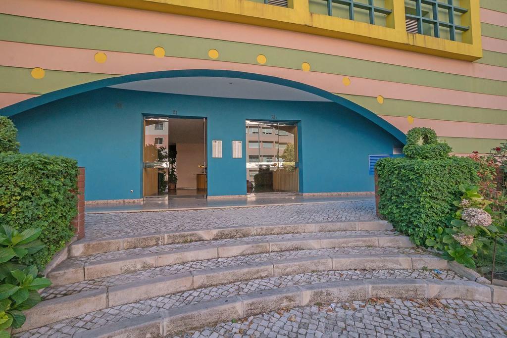1-Minute Walk To The Metro And 2 To The Supermarket Lisbon Luaran gambar