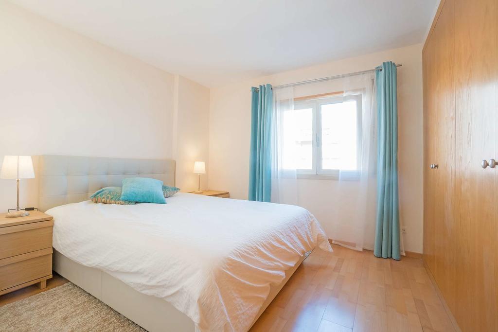 1-Minute Walk To The Metro And 2 To The Supermarket Lisbon Luaran gambar