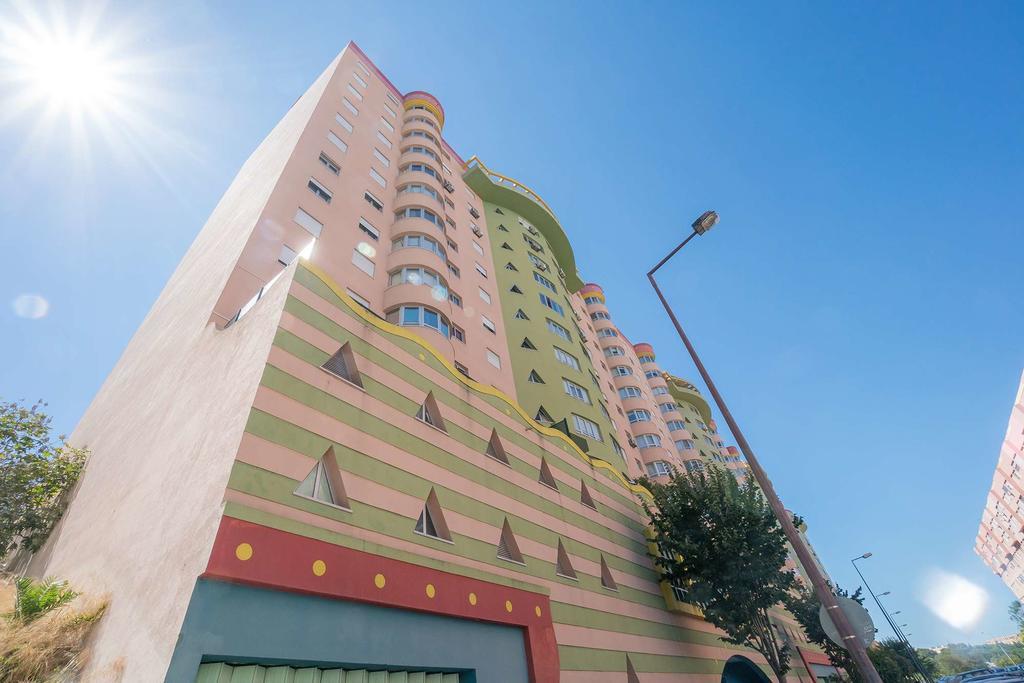 1-Minute Walk To The Metro And 2 To The Supermarket Lisbon Luaran gambar