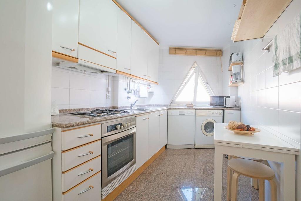 1-Minute Walk To The Metro And 2 To The Supermarket Lisbon Luaran gambar
