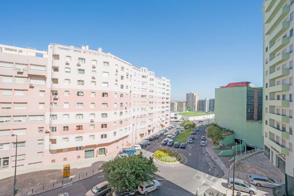 1-Minute Walk To The Metro And 2 To The Supermarket Lisbon Luaran gambar