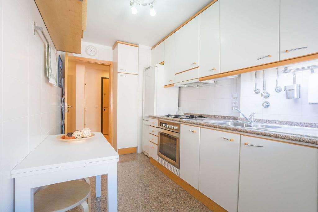 1-Minute Walk To The Metro And 2 To The Supermarket Lisbon Luaran gambar