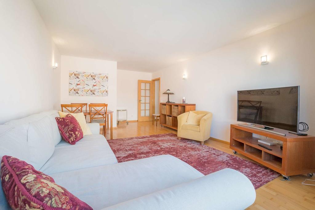 1-Minute Walk To The Metro And 2 To The Supermarket Lisbon Luaran gambar